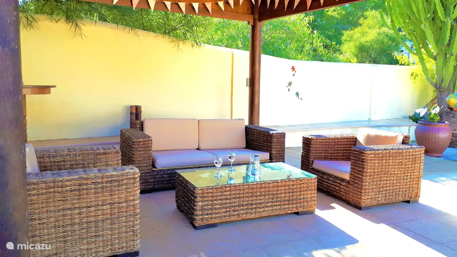 S’asseoir sous la pergola au bord de la piscine