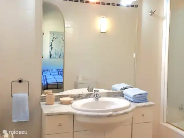 Villa La Rioja à Benissa Costa | Espagne, Costa Blanca, Benissa - villa Salle de bain attenante de la chambre 1 avec combinaison baignoire/douche