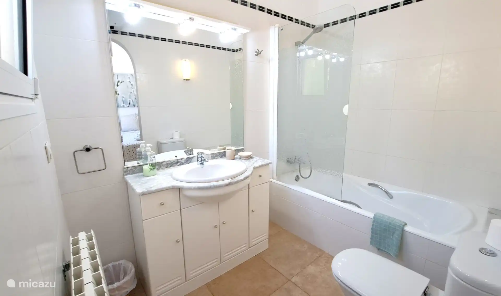 Ensuite-Badezimmer von Schlafzimmer 1 mit Kombination aus Bad und Dusche