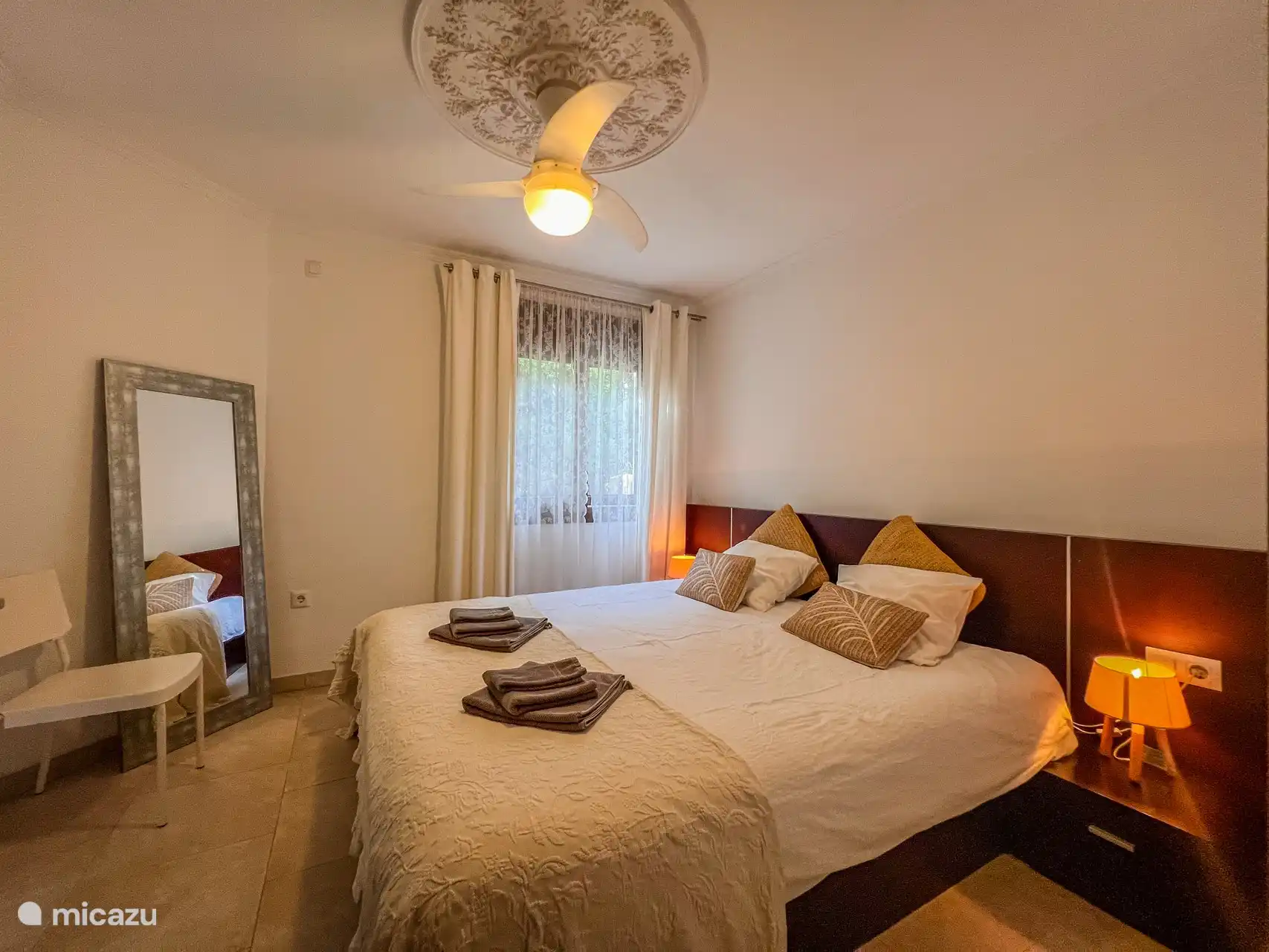Hauptschlafzimmer mit Deckenventilator – Ferienbungalow Casita Manana in Moraira, Costa Blanca