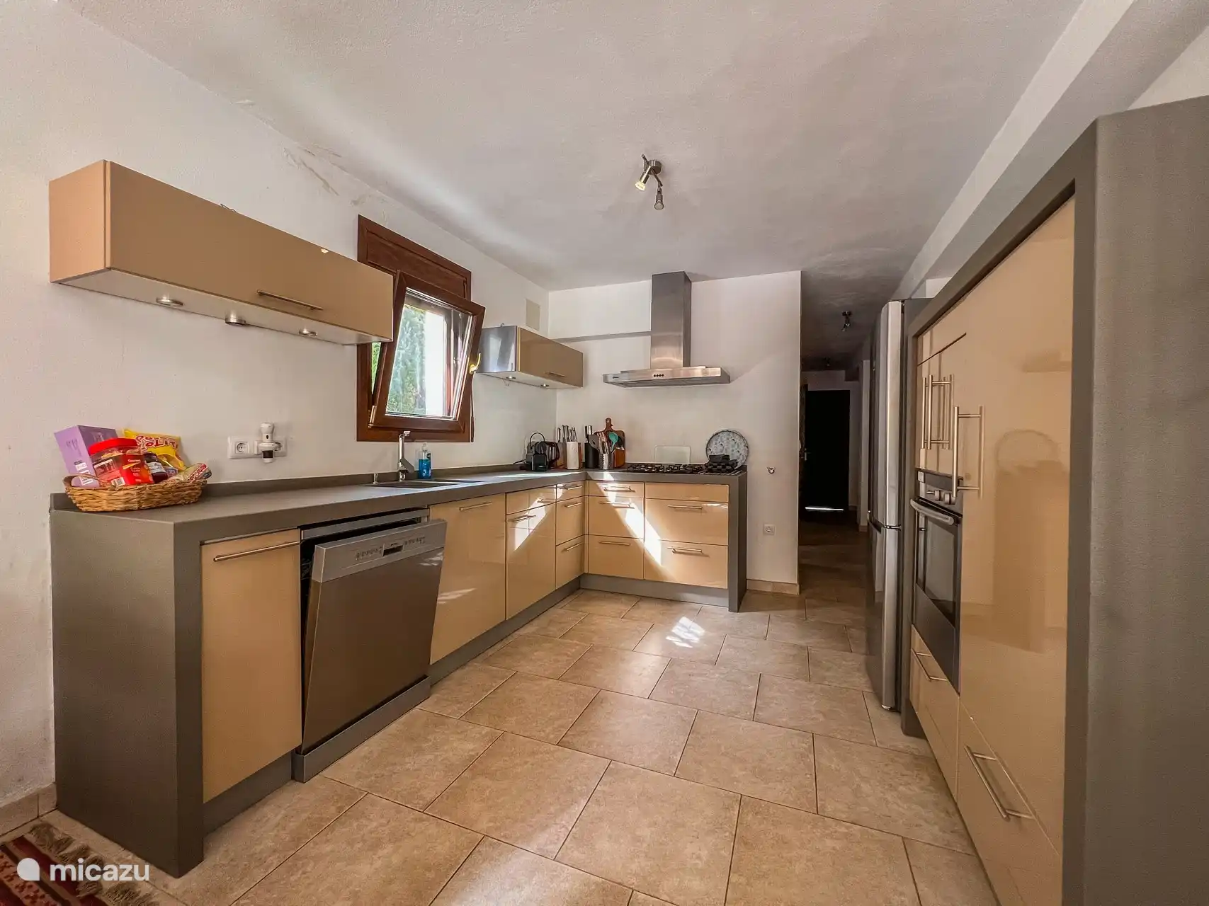 Offene, voll ausgestattete Küche mit Klimaanlage – Ferienbungalow Casita Manana in Moraira, Costa Blanca