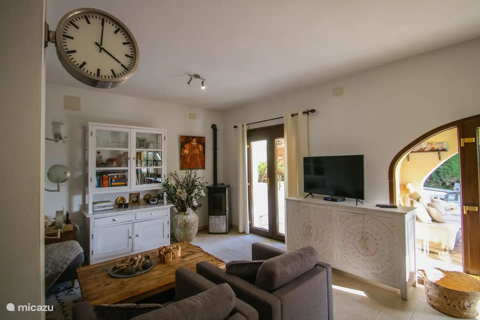 Wohnzimmer mit Pelletofen und Klimaanlage – Ferienbungalow Casita Manana in Moraira, Costa Blanca