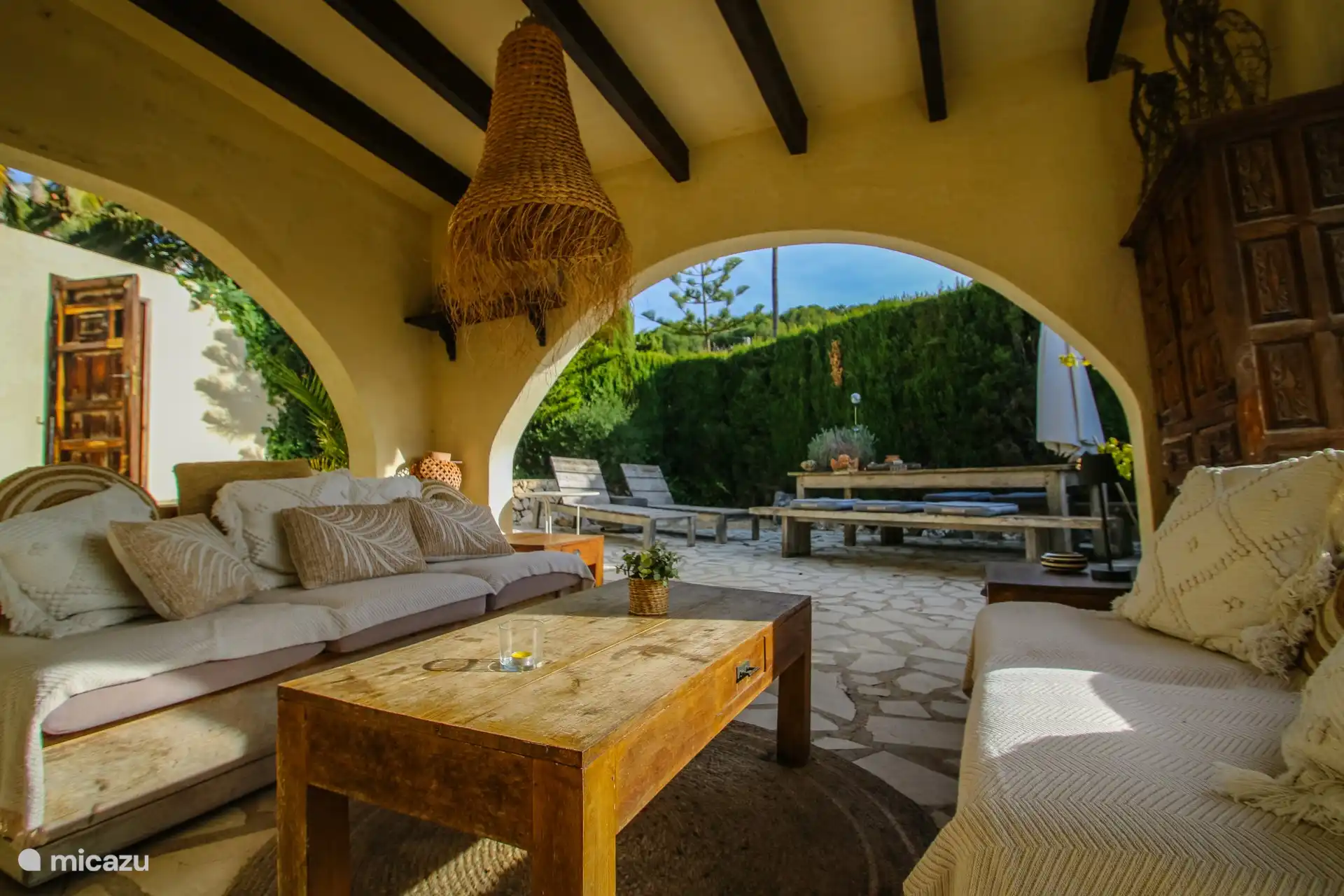 Privater Garten mit überdachter Terrasse (Naja) und großem Esstisch aus Holz – Ferienbungalow Casita Manana in Moraira, Costa Blanca