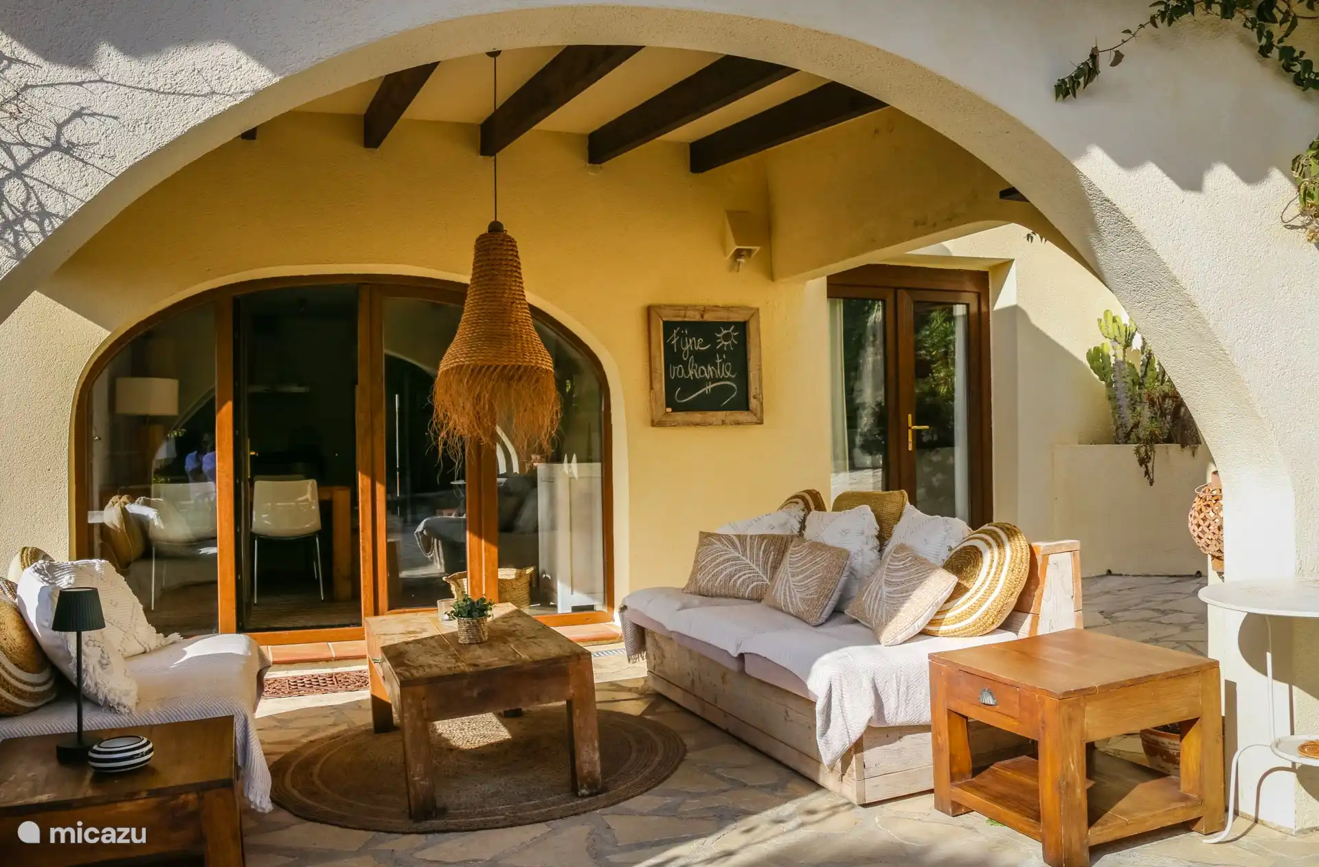 Privater Garten mit gemütlicher überdachter Sitzecke (Naja) mit Blick auf das Tal – Ferienbungalow Casita Manana in Moraira, Costa Blanca