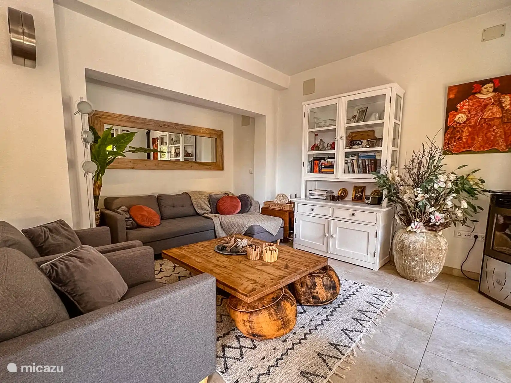 Wohnzimmer mit Pelletofen und Klimaanlage – Ferienbungalow Casita Manana in Moraira, Costa Blanca