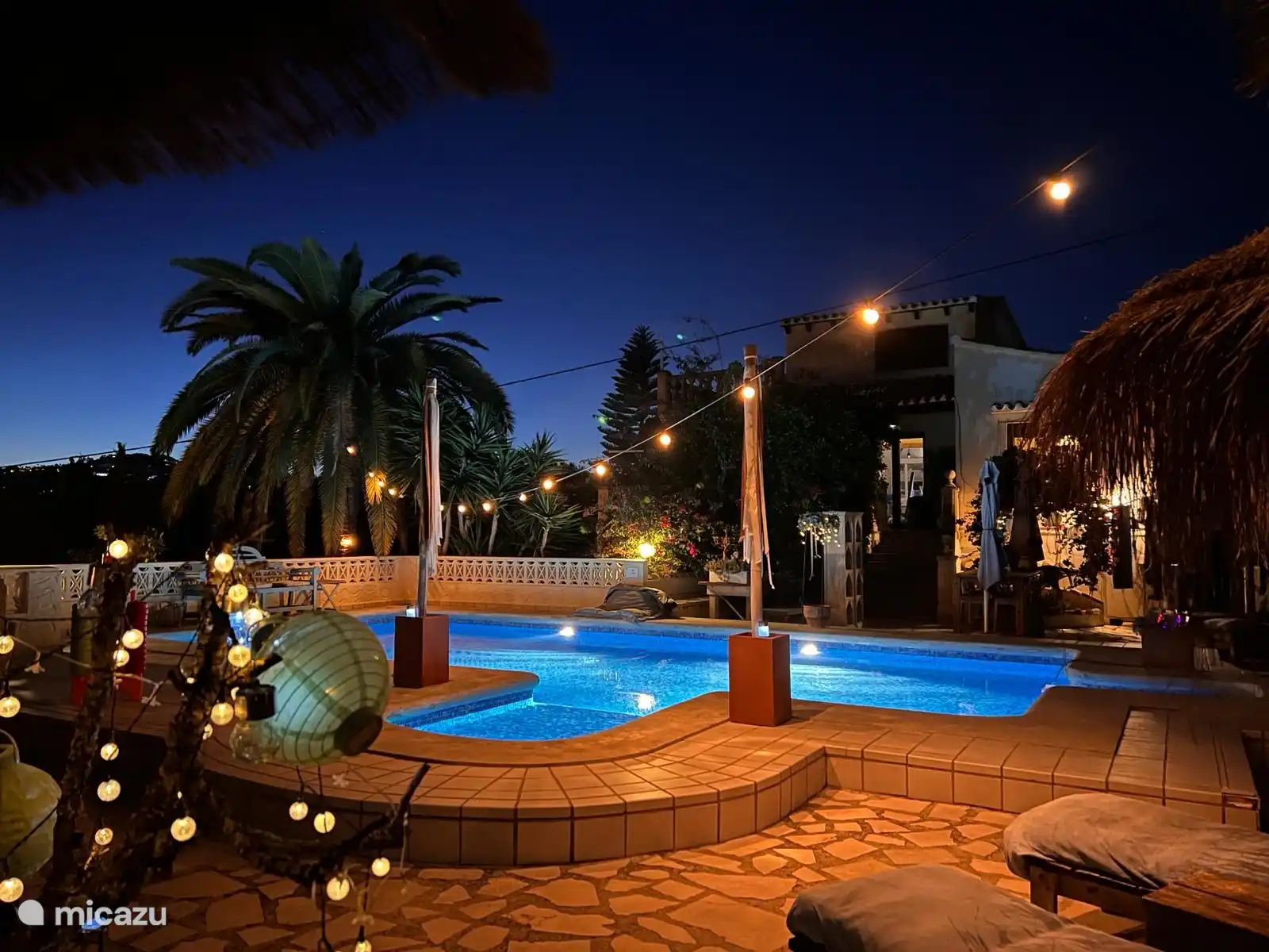 Gemeinschaftspool bei Nacht mit den Apartments Gekko und Merluza - Ferienbungalow Casita Manana in Moraira, Costa Blanca