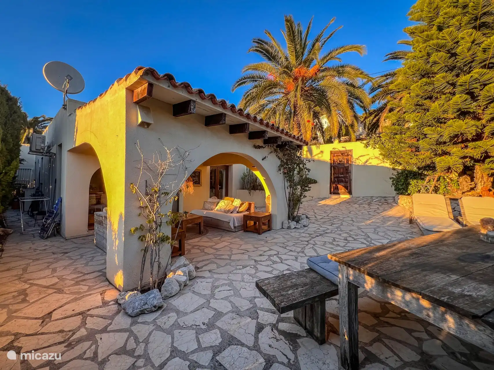 Privater Garten mit großem Esstisch aus Holz und überdachter Terrasse (Naja) – Ferienbungalow Casita Manana in Moraira, Costa Blanca