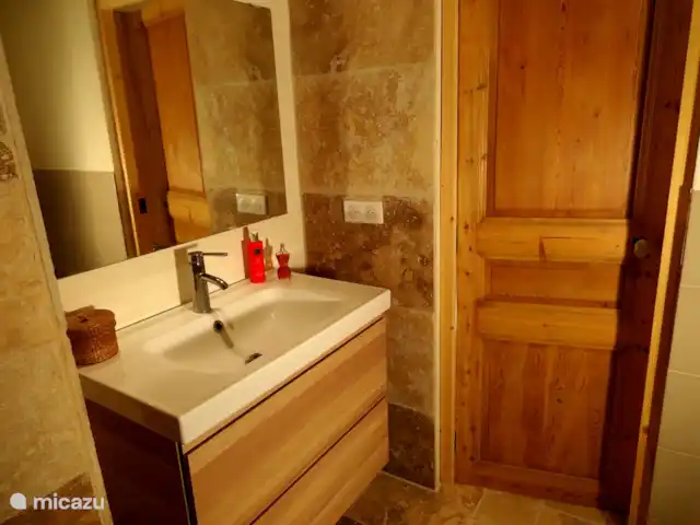 Marlin en masa en Francia, Var, Cotignac - casa vacacional cuarto de baño con lavabo, inodoro y ducha de lluvia