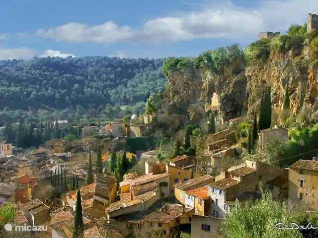 Marlin en masa en Francia, Var, Cotignac - casa vacacional Cotignac está construido contra una pared de roca