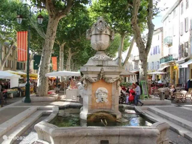 Marlin en masa en Francia, Var, Cotignac - casa vacacional Cotignac tiene muchas terrazas acogedoras bajo los plátanos