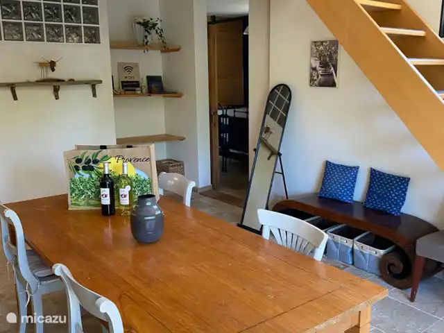 Marlin en masa en Francia, Var, Cotignac - casa vacacional Comedor en la planta baja y puerta de acceso al dormitorio de la planta baja