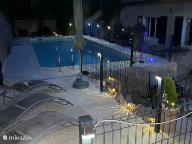 Marlin en masa en Francia, Var, Cotignac - casa vacacional piscina de noche