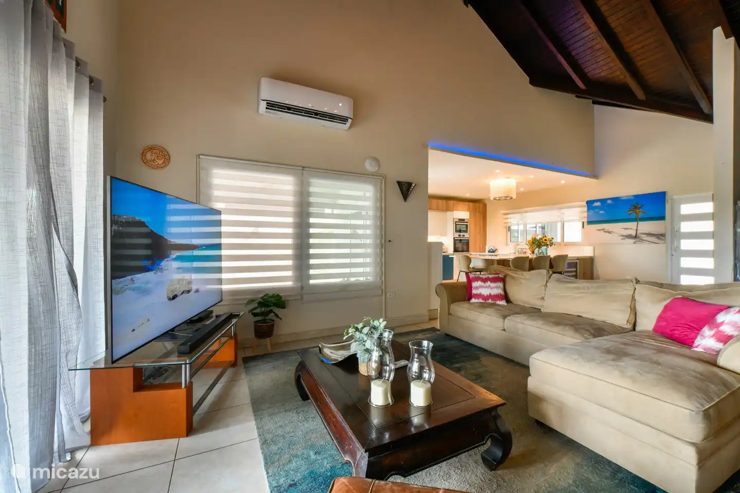 salas de estar con aire acondicionado y televisión inteligente