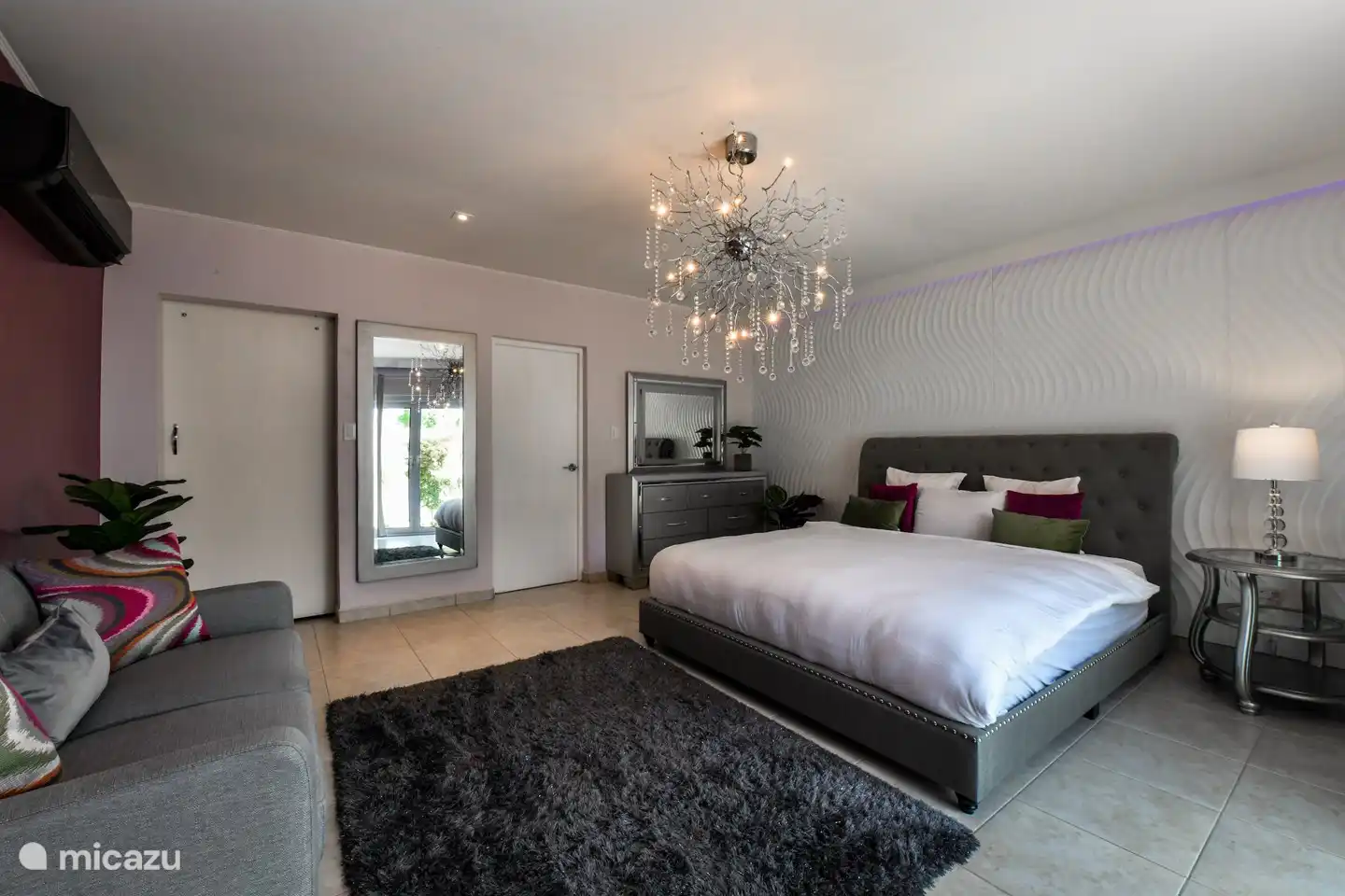 Dormitorio principal con baño privado y cama king size 