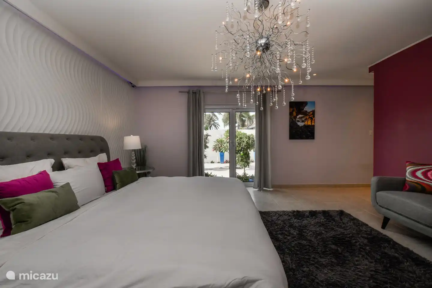 Desde el dormitorio principal se puede caminar directamente al jardín y a la piscina