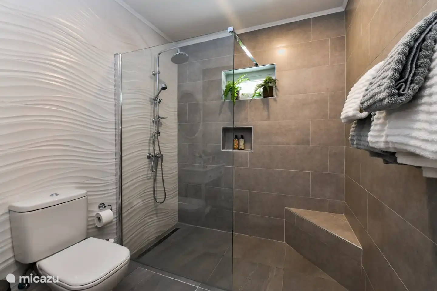 Baño privado desde el dormitorio principal