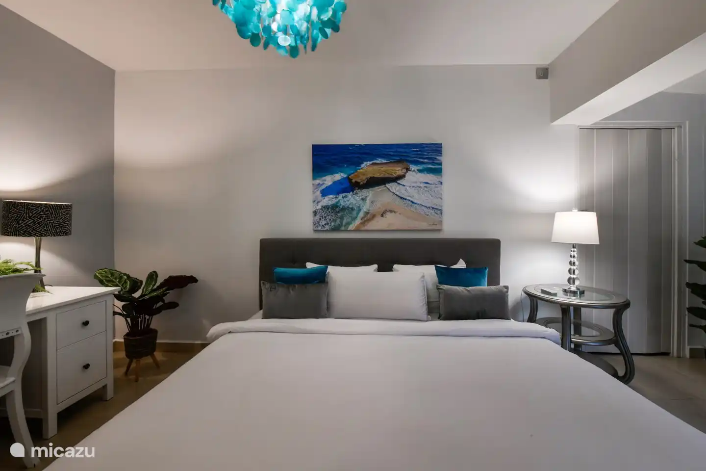 2º dormitorio con cama Queen size y walk in closet