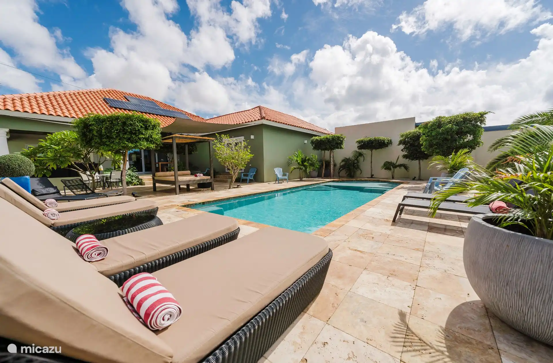 Jardín tropical en total privacidad para unas vacaciones relajantes
