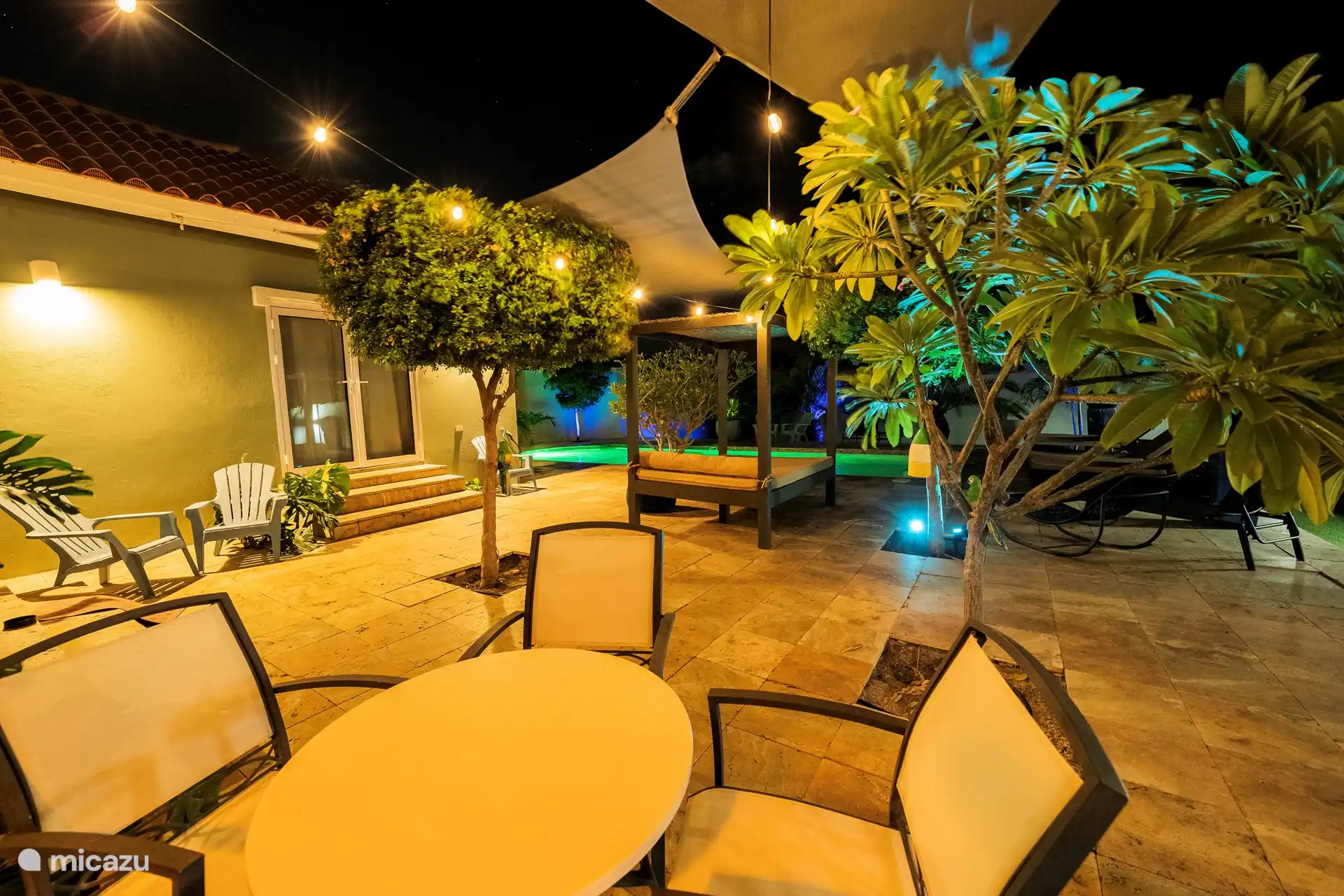 Acogedora iluminación nocturna con zonas de descanso