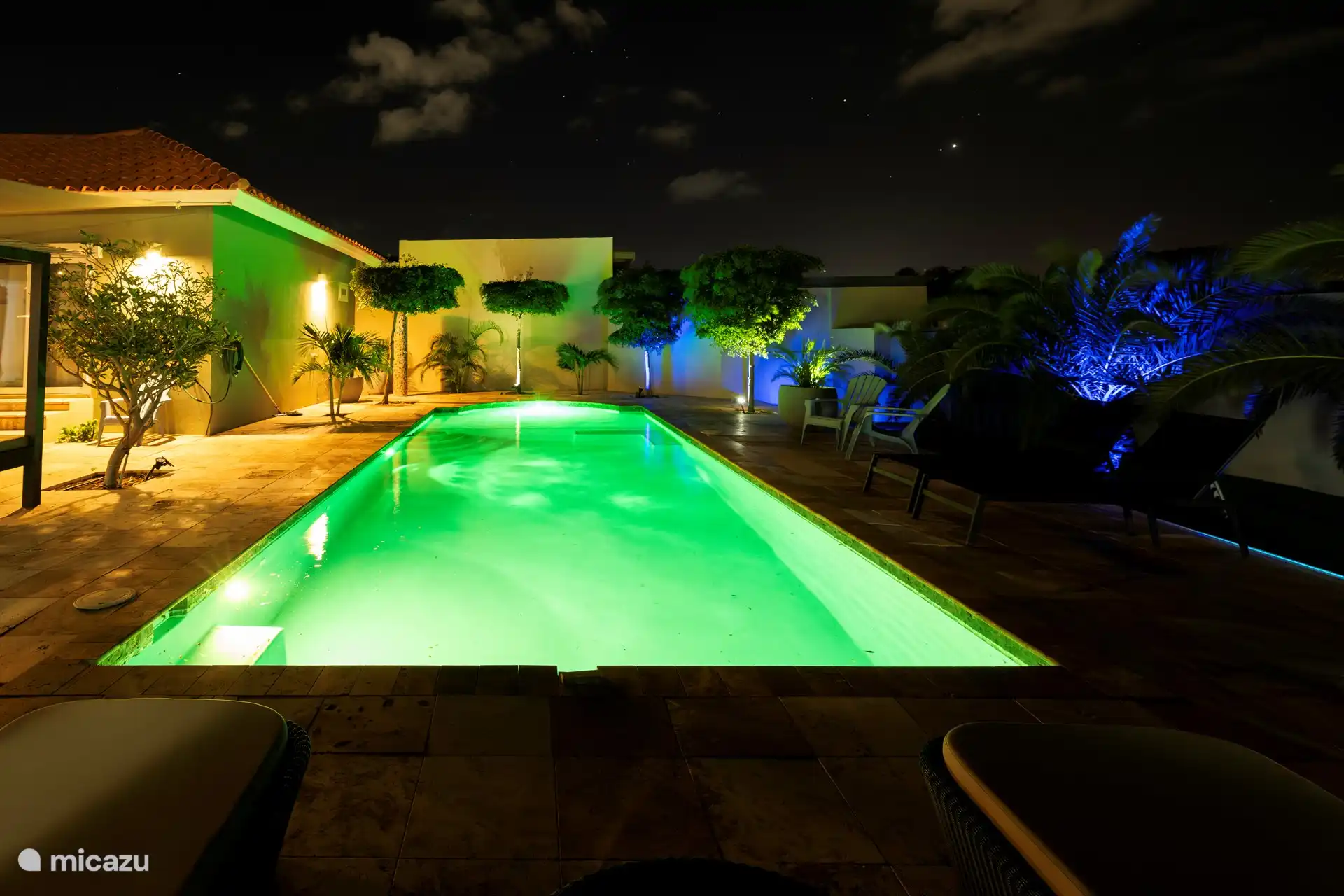 Piscina iluminada