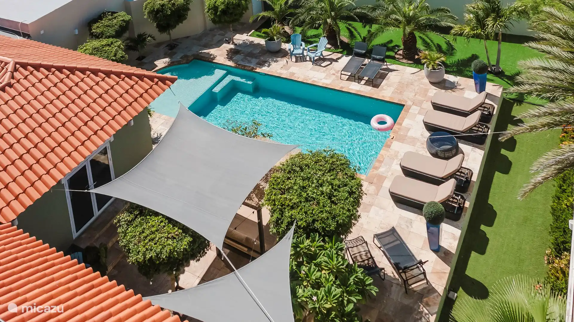 Amplia terraza de la piscina