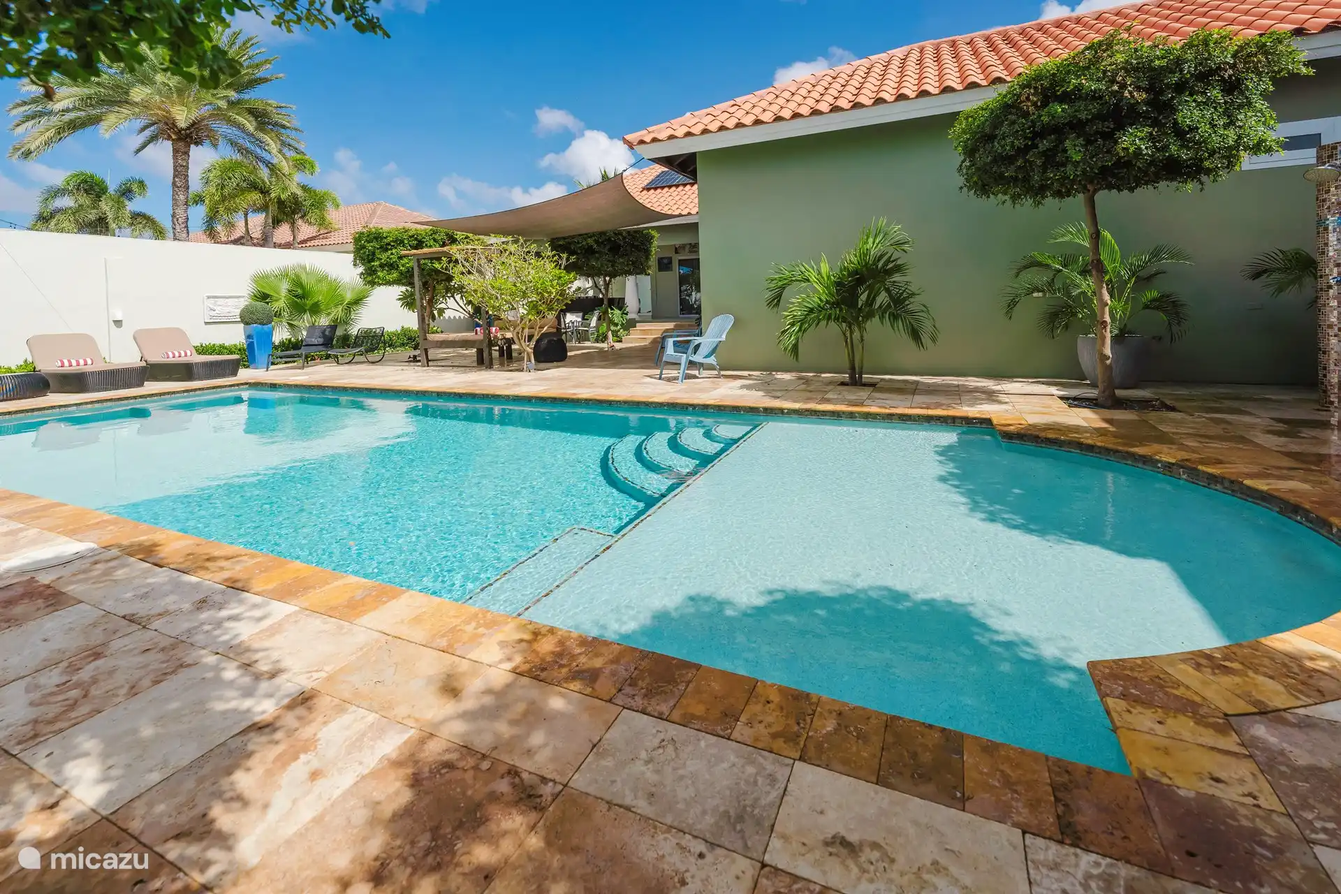 Extremo poco profundo y profundo de la piscina