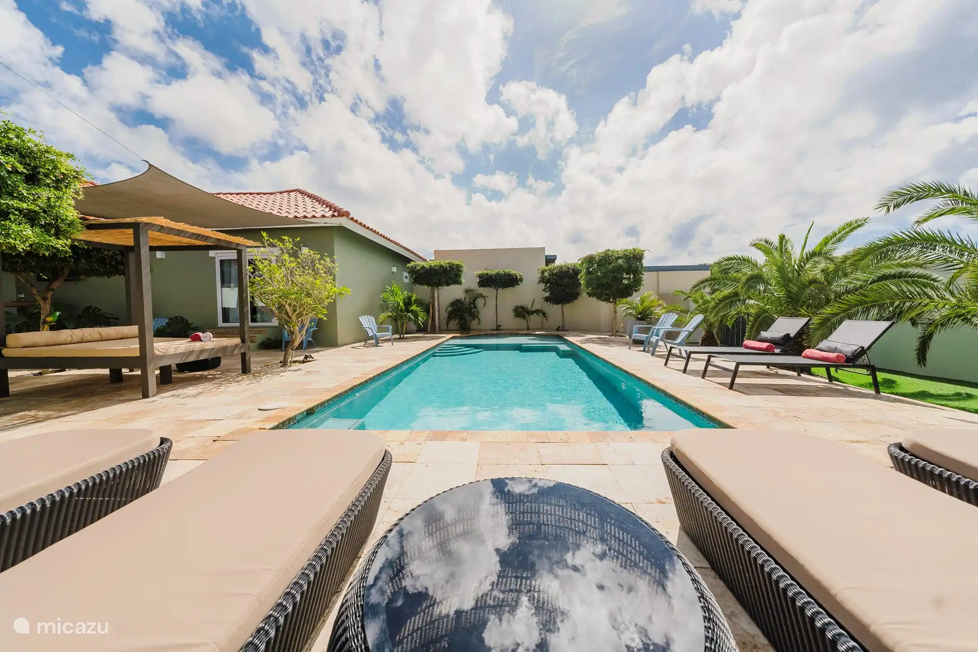 Jardín tropical con piscina privada