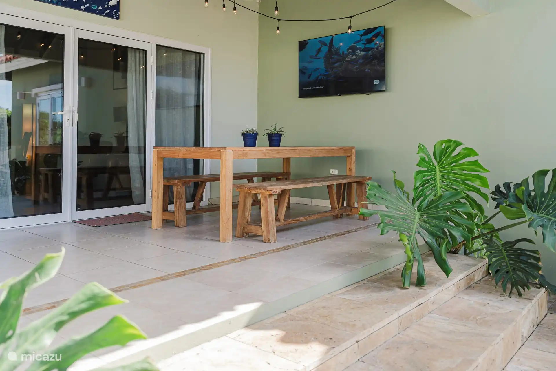 Mesa de comedor al aire libre con smart TV