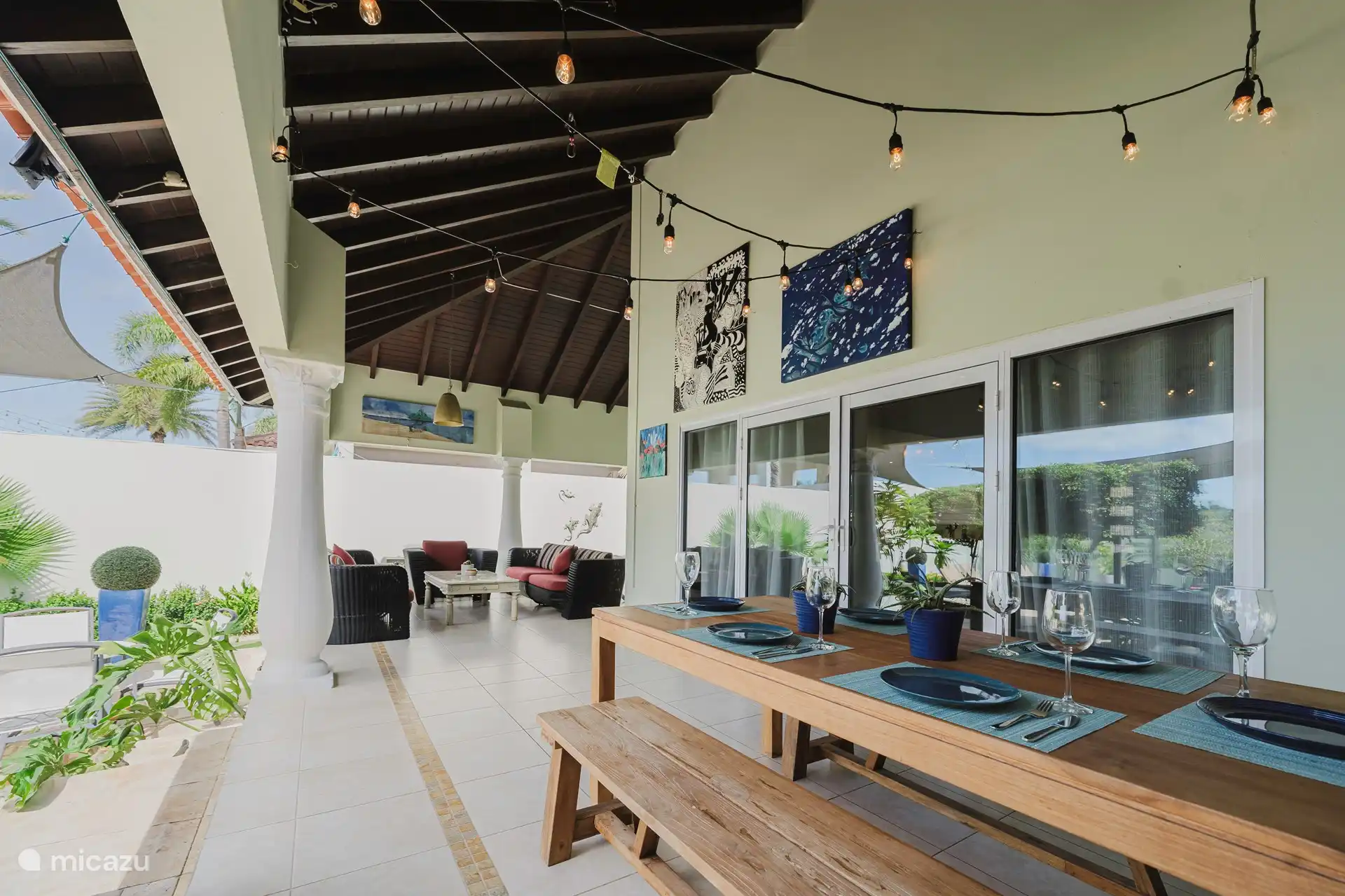 Amplio patio con vista a la piscina