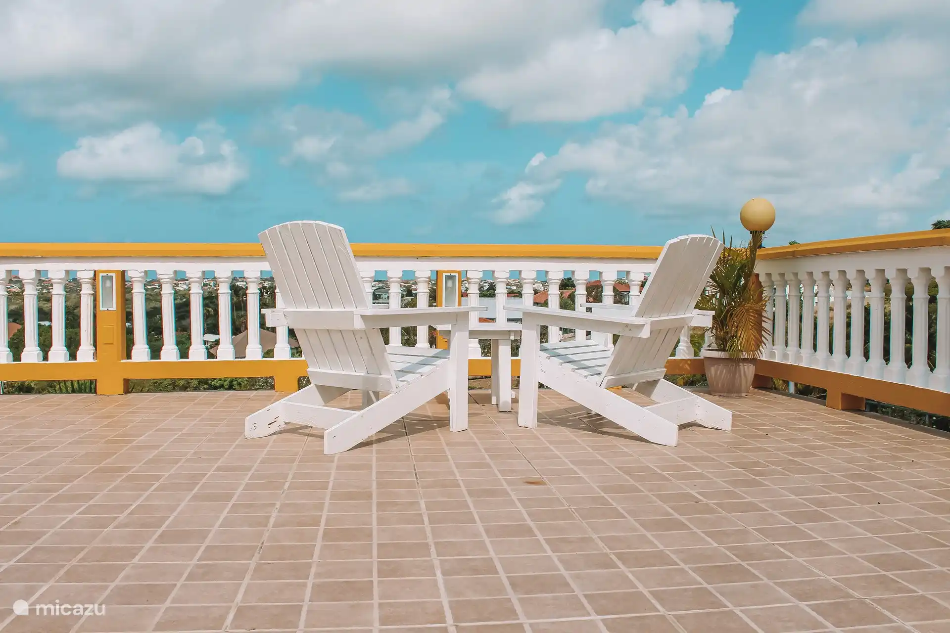 La terrasse commune avec BBQ et divers salons/coins salons.