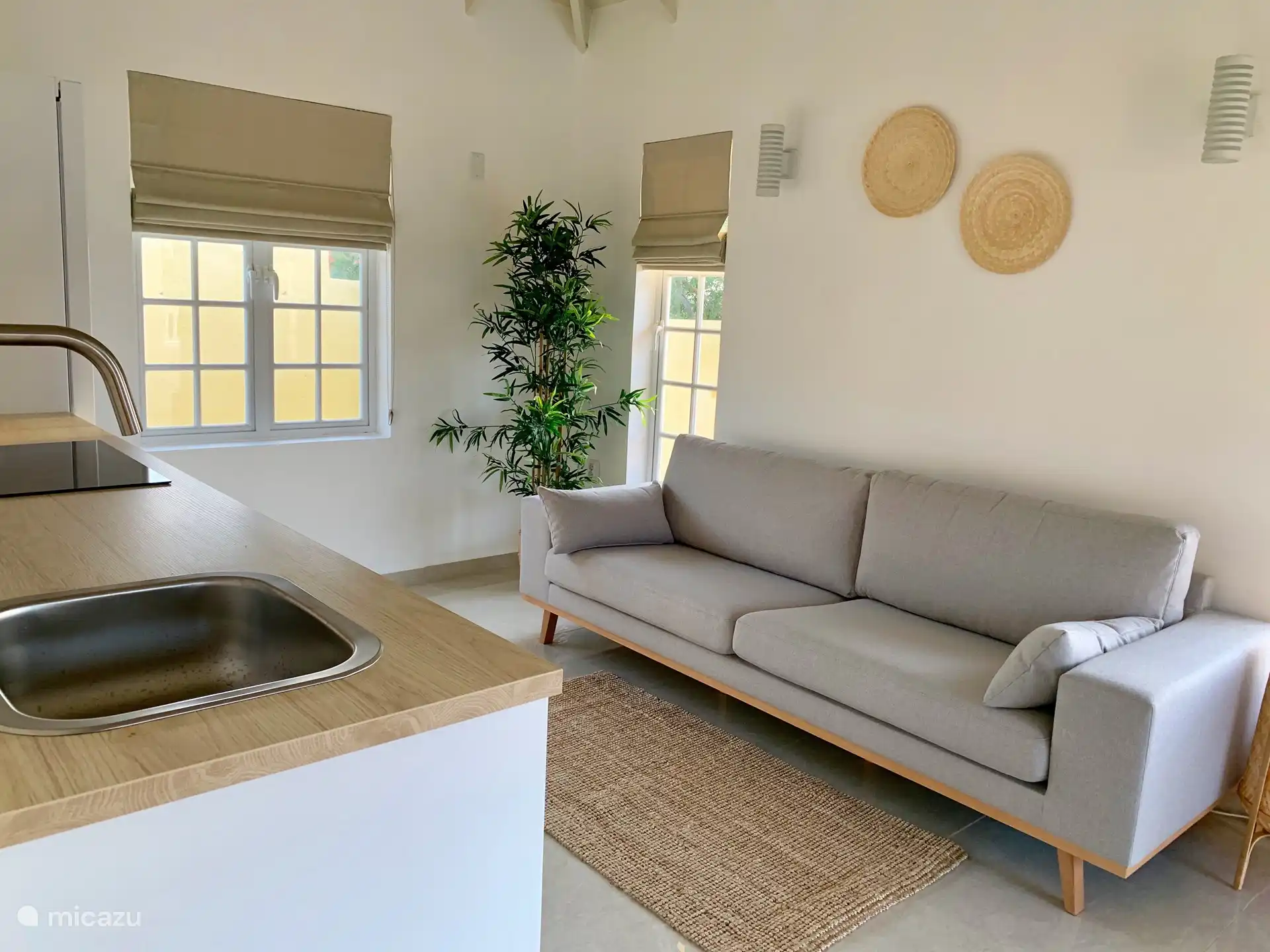 La cuisine/salon de l'appartement. 