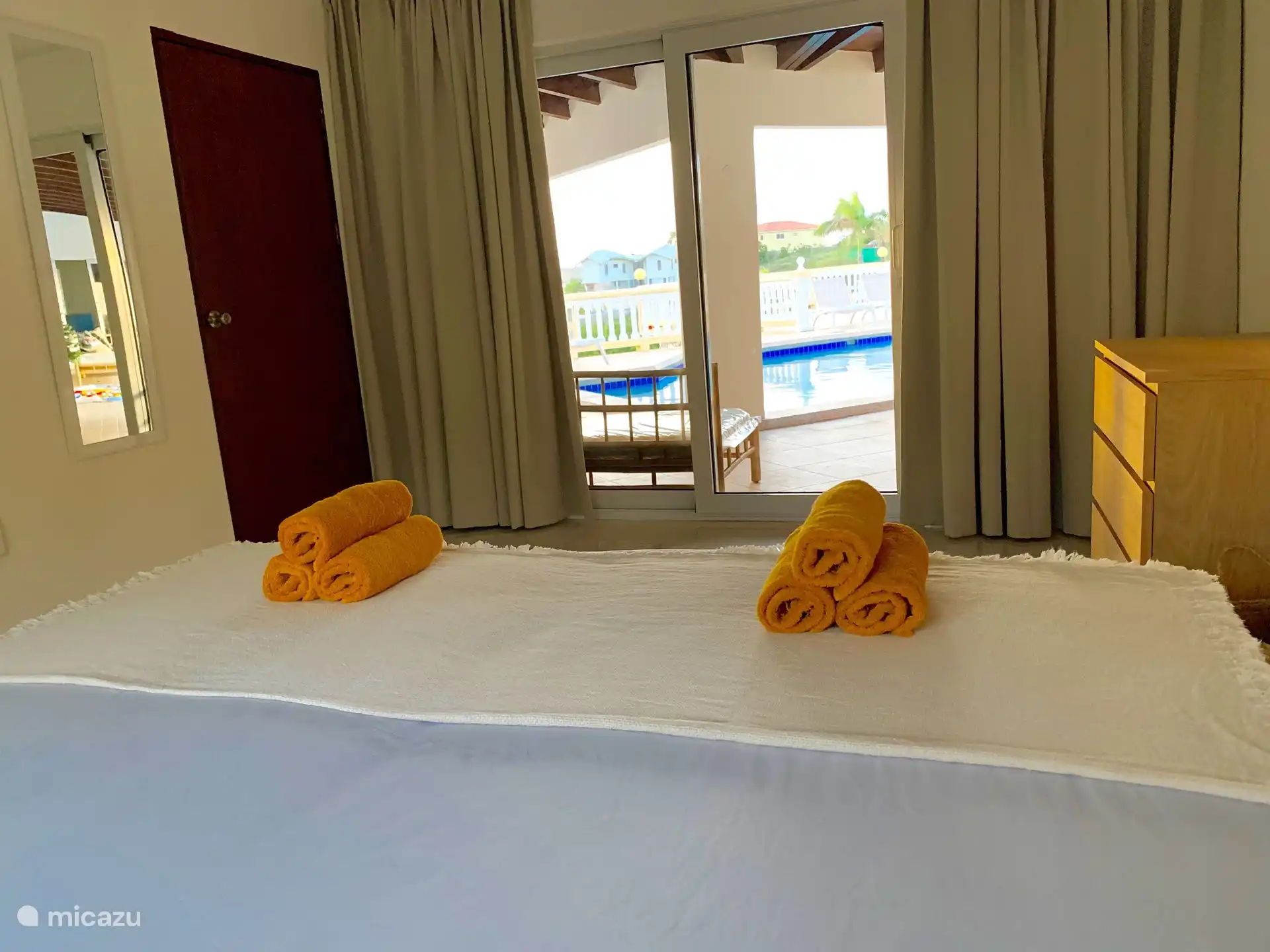 La deuxième chambre avec portes coulissantes. 