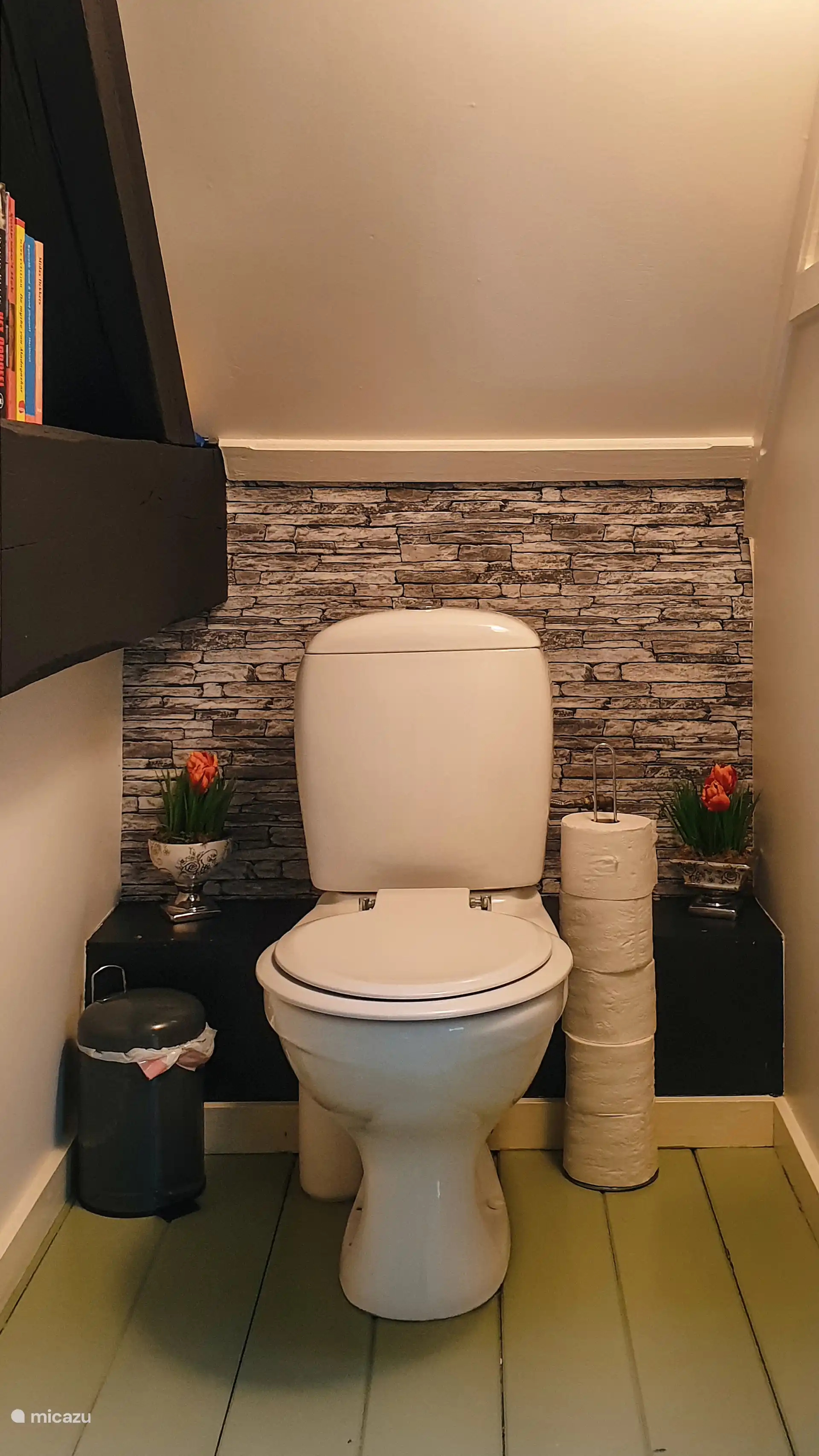 Toilettes au rez-de-chaussée.
Il y a au total 2 toilettes. 1 au rez-de-chaussée et 1 au 1er étage.