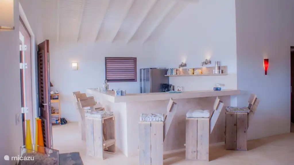 Une cuisine ouverte entièrement équipée avec des comptoirs en granit et un bar à petit-déjeuner. Le bar est également un endroit agréable pour une collation occasionnelle et une boisson.
Et aussi pendant la cuisson, depuis la cuisine, vous êtes toujours en contact avec le reste du groupe.
Dans la cuisine il y a des prises 110V en plus des prises 220V