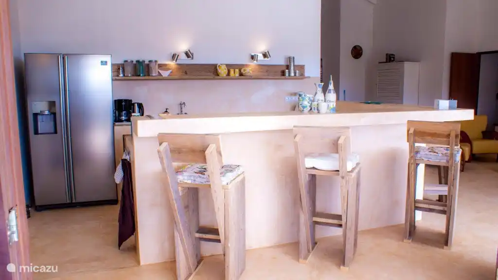 Le bar à manger dispose de six tabourets de bar en bois d'échafaudage, également un endroit merveilleux pour une collation ou une boisson.
Vous ne manquez pas de confort dans la cuisine! Le réfrigérateur américain dispose d'un grand compartiment congélateur frais et séparé, fournit également des glaçons et de l'eau froide toute la journée !