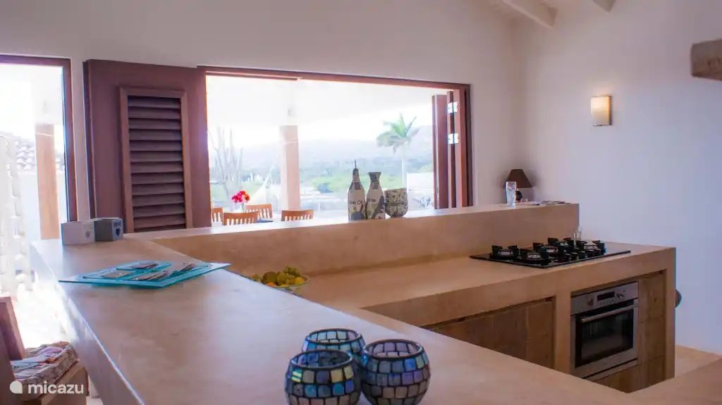 En raison des portes entièrement ouvertes et des volets en acajou ouverts, toute la maison est en fait reliée à l'extérieur et vous ressentez constamment un merveilleux alizé autour de vous.