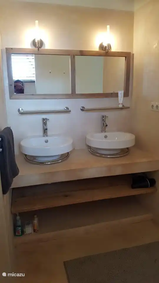 Salle de bain attenante à la chambre principale. Les deux ont leur place !
Les prises sont en 220 V, des convertisseurs en 110 V peuvent être présents.
Un sèche-cheveux est également disponible et vous n'avez pas à faire vos valises !