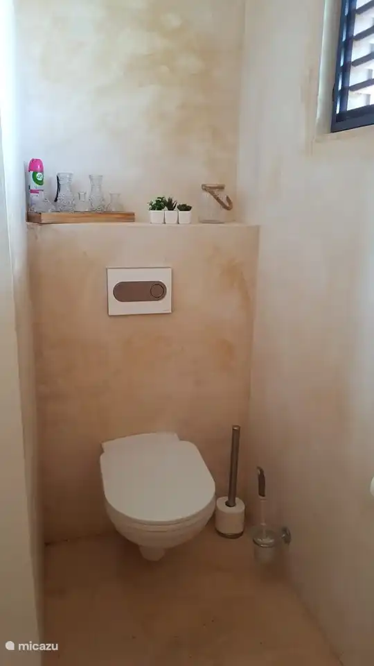 La salle de bains attenante à la chambre principale possède également ses propres toilettes.
Il y a aussi une salle de toilette séparée dans la maison pour les autres invités et/ou visiteurs.