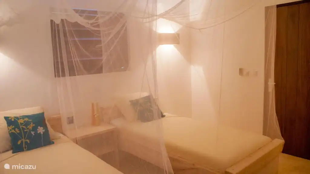 Tout comme la chambre parentale, les autres chambres sont toutes équipées de volets en acajou avec moustiquaires et moustiquaires au-dessus des lits. Lors de la réservation, veuillez indiquer si vous souhaitez utiliser les lits en lit simple ou en lit double.
Nous nous occupons de la configuration correcte pour votre arrivée.