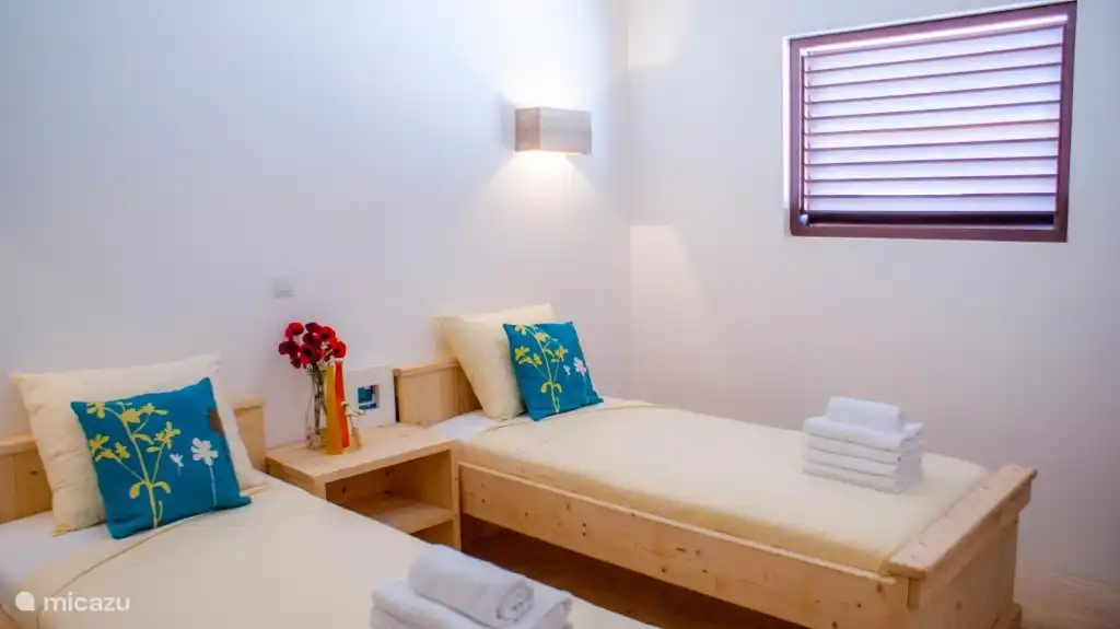 La troisième chambre.
Ainsi que toutes les autres chambres avec air conditionné et ventilateur de plafond, au cas où il n'y aurait pas assez de vent.
La moustiquaire est relevée.
En raison de l'emplacement de la maison et du vent constant qui souffle, vous ne serez généralement pas dérangé par les moustiques dans Caribbean Dream