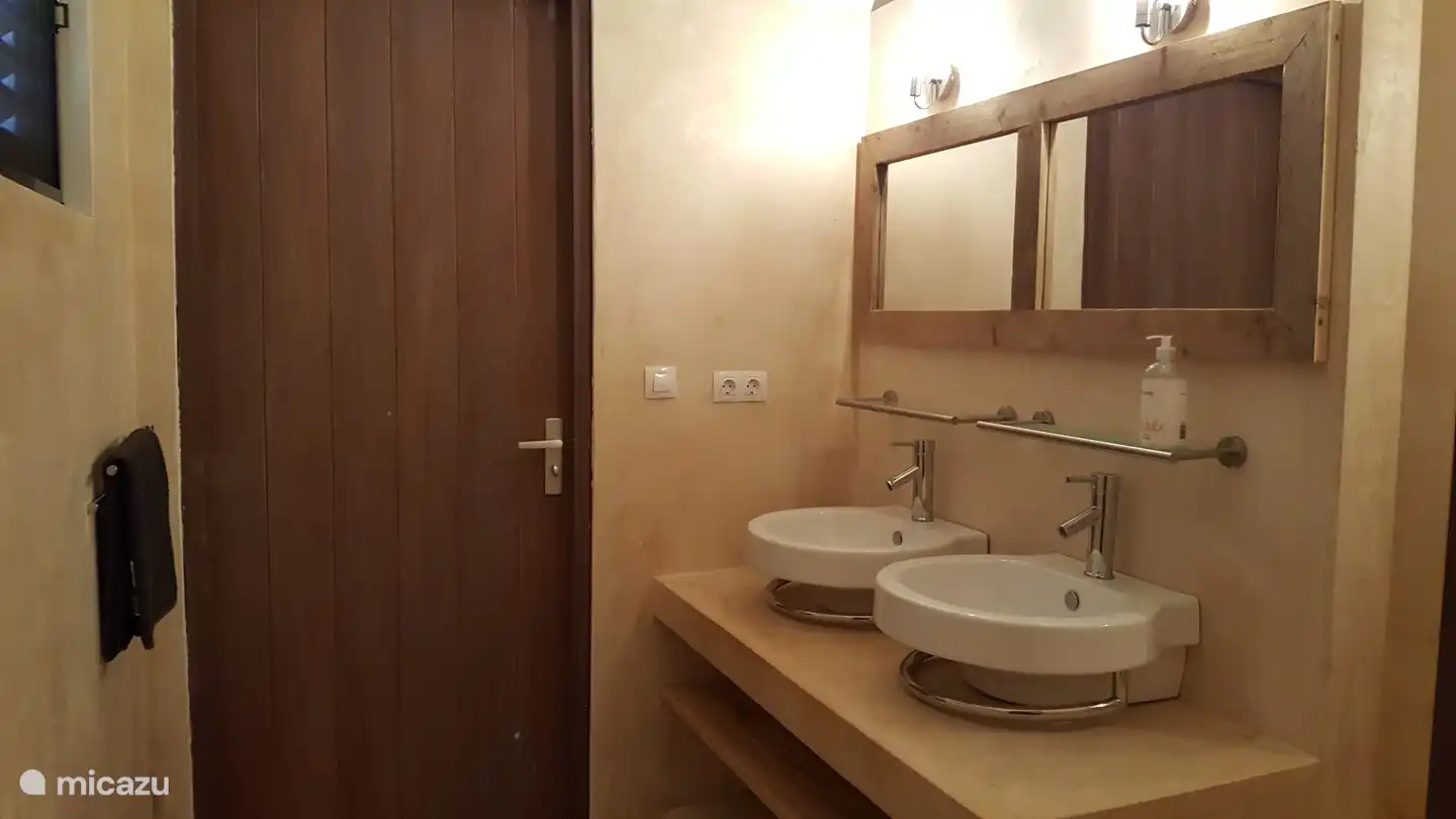 La salle de bain attenante partagée par les deux petites chambres.
Equipé de deux lavabos et sèche-cheveux. Une grande salle de douche ouverte avec mitigeur thermostatique, douchette et douche pluie.
Les portes de la salle de bain peuvent toutes deux être verrouillées, de sorte que l'intimité est toujours garantie.