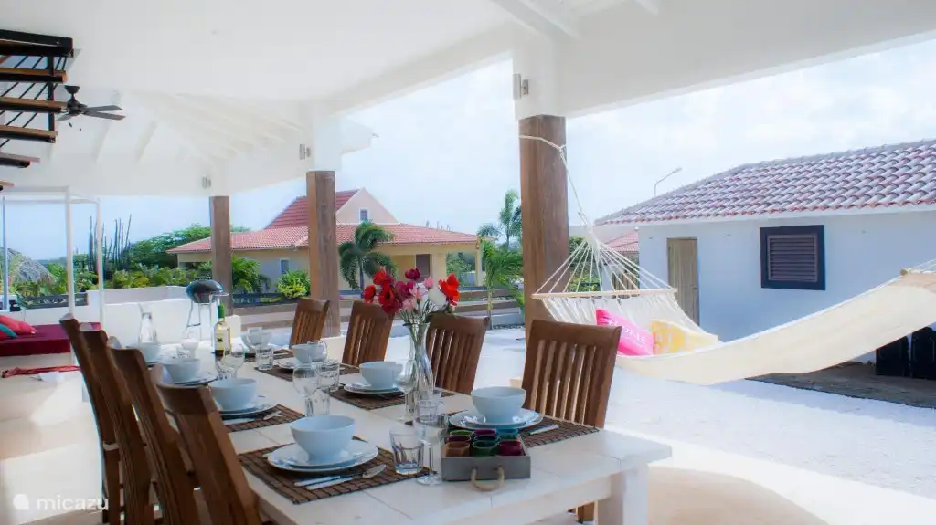 Le porche..
La place centrale de la maison, vous pouvez y prendre un copieux petit-déjeuner, déjeuner et dîner. Mais aussi prendre un verre ou jouer à des jeux comme bon vous semble. Il y a une prise au sol sous la table pour que vous puissiez recharger votre ordinateur portable ou votre téléphone pendant que vous travaillez dessus.