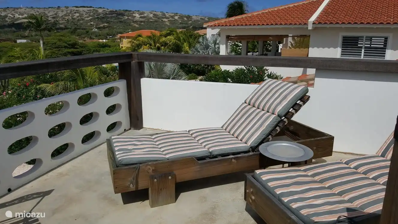 Vue depuis la terrasse sur le toit du monument Seru Largu, sur une colline d'une hauteur de 123 mètres ; cette colline s'appelle Seru Largu et est la quatrième plus haute montagne de Bonaire. Depuis le Seru Largu, vous avez une vue sur tout Bonaire et Klein Bonaire et, par temps clair, même sur le Venezuela et Curaçao.