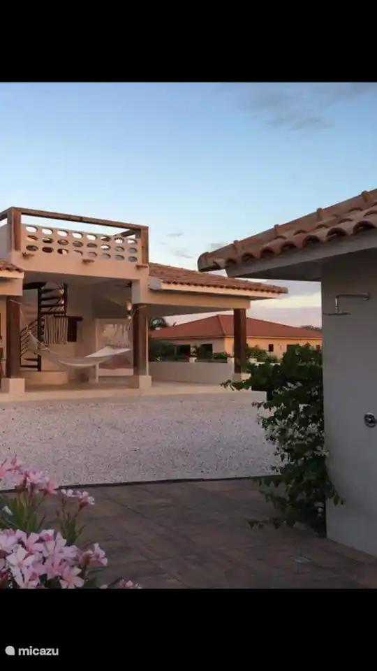 Vous venez de sortir de la piscine ou vous souhaitez simplement vous rafraîchir au soleil, Caribbean Dream dispose également d'une douche à effet pluie à l'extérieur !