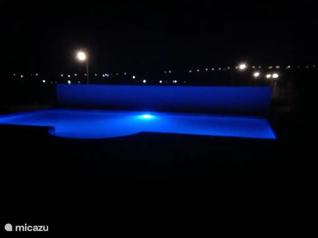 Vue de la piscine de nuit