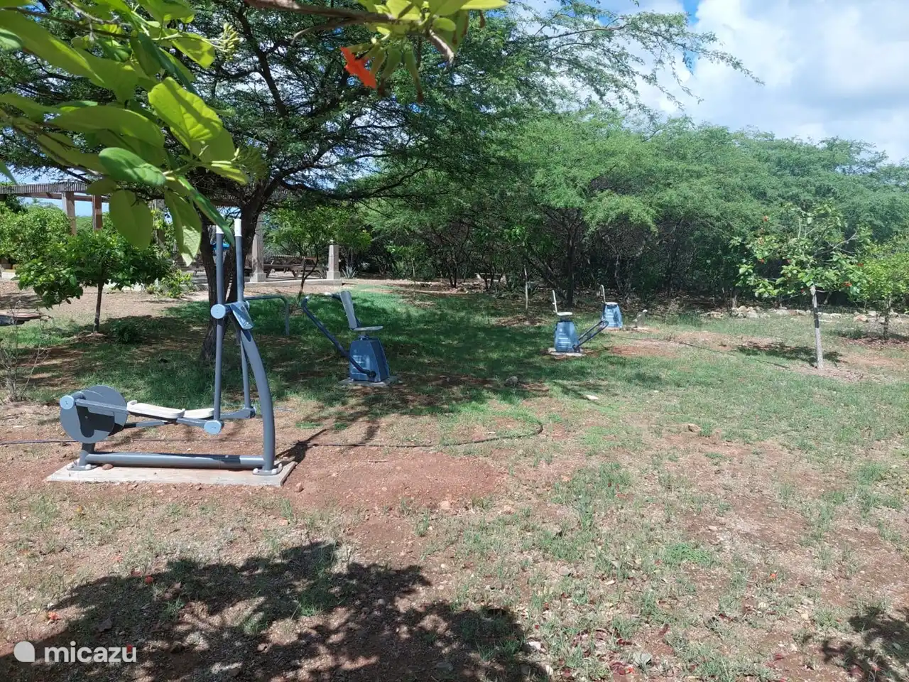 Fitness et aire de jeux en plein air, à distance de marche.