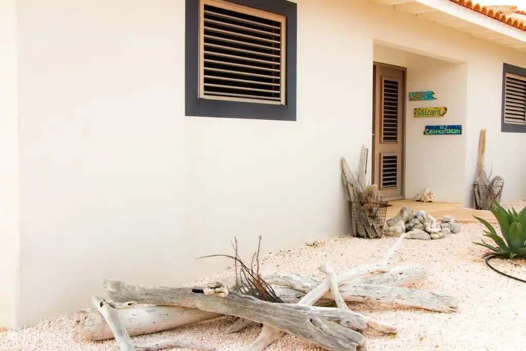 Nous avons spécialement aménagé un chemin avec des pavés, afin que vous puissiez facilement entrer depuis votre voiture avec vos valises à roulettes à l'arrivée et ne pas avoir à traverser le gravier.