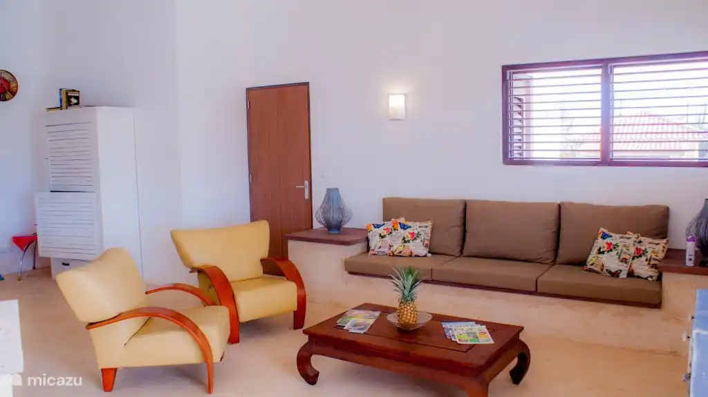 Les vivants..
Si vous en avez besoin ici, vous pouvez regarder la télévision, écouter de la musique ou lire un livre. Il y a une prise au sol sous la table basse afin que vous puissiez également recharger facilement votre ordinateur portable ou votre téléphone pendant que vous travaillez dessus.