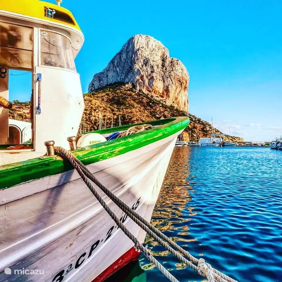 Bateau de pêche au pied du Peñon de Ifach