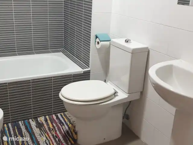 Appartement à Moraira, 2 | Espagne, Costa Blanca, Benitachell - appartement Salle de bain avec baignoire, toilettes, lavabo et bidet